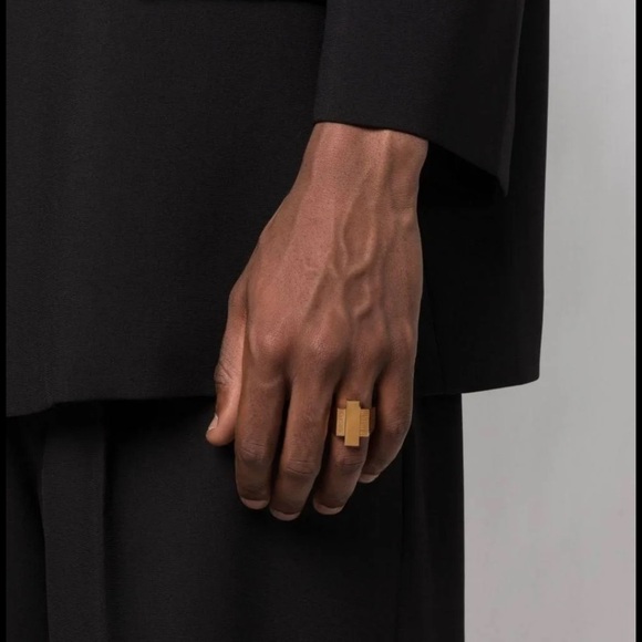 Versace Greca Logo Embossed Ring - Picture 11 of 11